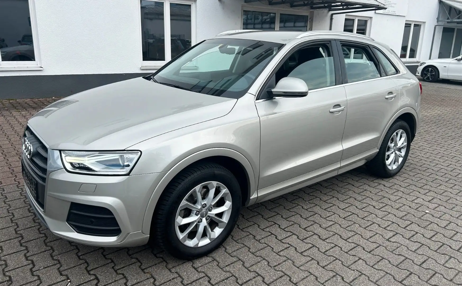 Audi Q3 design quattro S-Tronic XENON/NAVI/AHK/1HAND Silber - 1