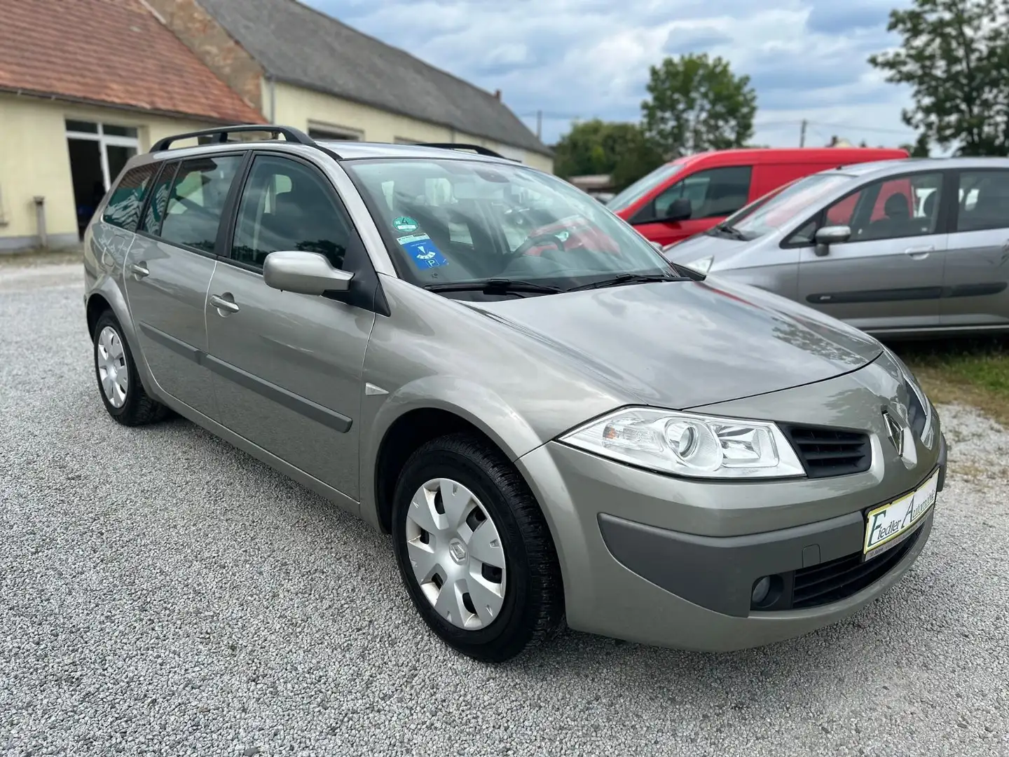 Renault Megane Grandtour 1.6 / Klima / Sitzhzg. / AHK Grau - 2