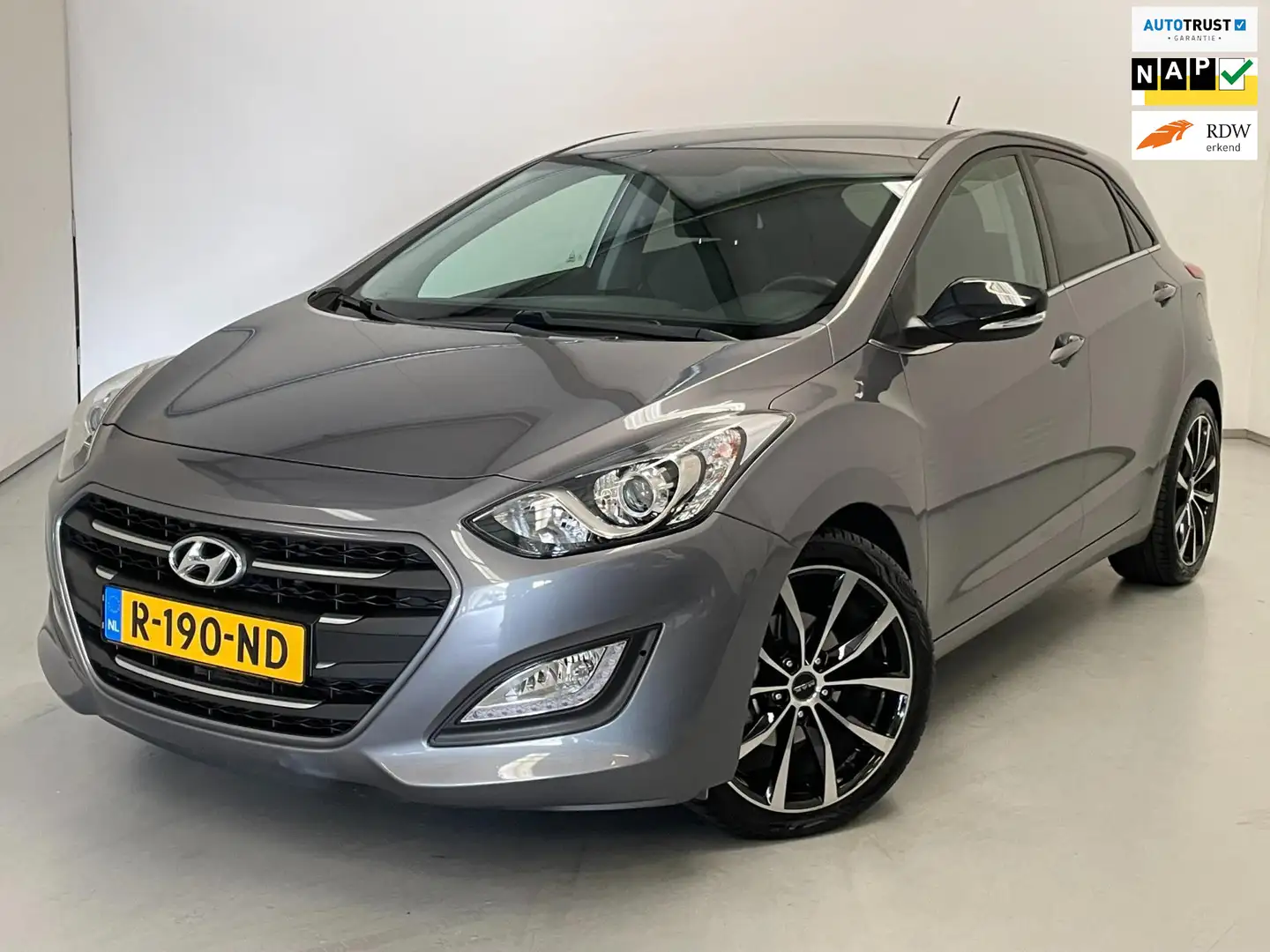 Hyundai i30 1.6 GDi / Aut / Clima / Bluetooth / 18" LM velgen Grijs - 1