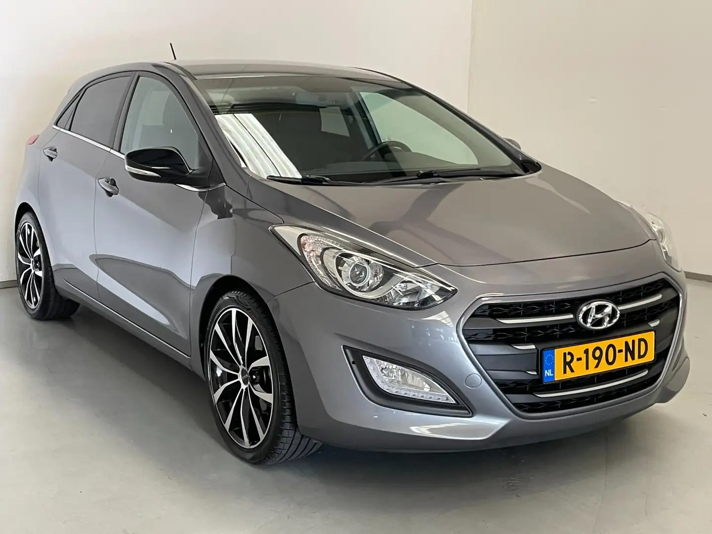 Hyundai i30 1.6 GDi / Aut / Clima / Bluetooth / 18" LM velgen Grijs - 2