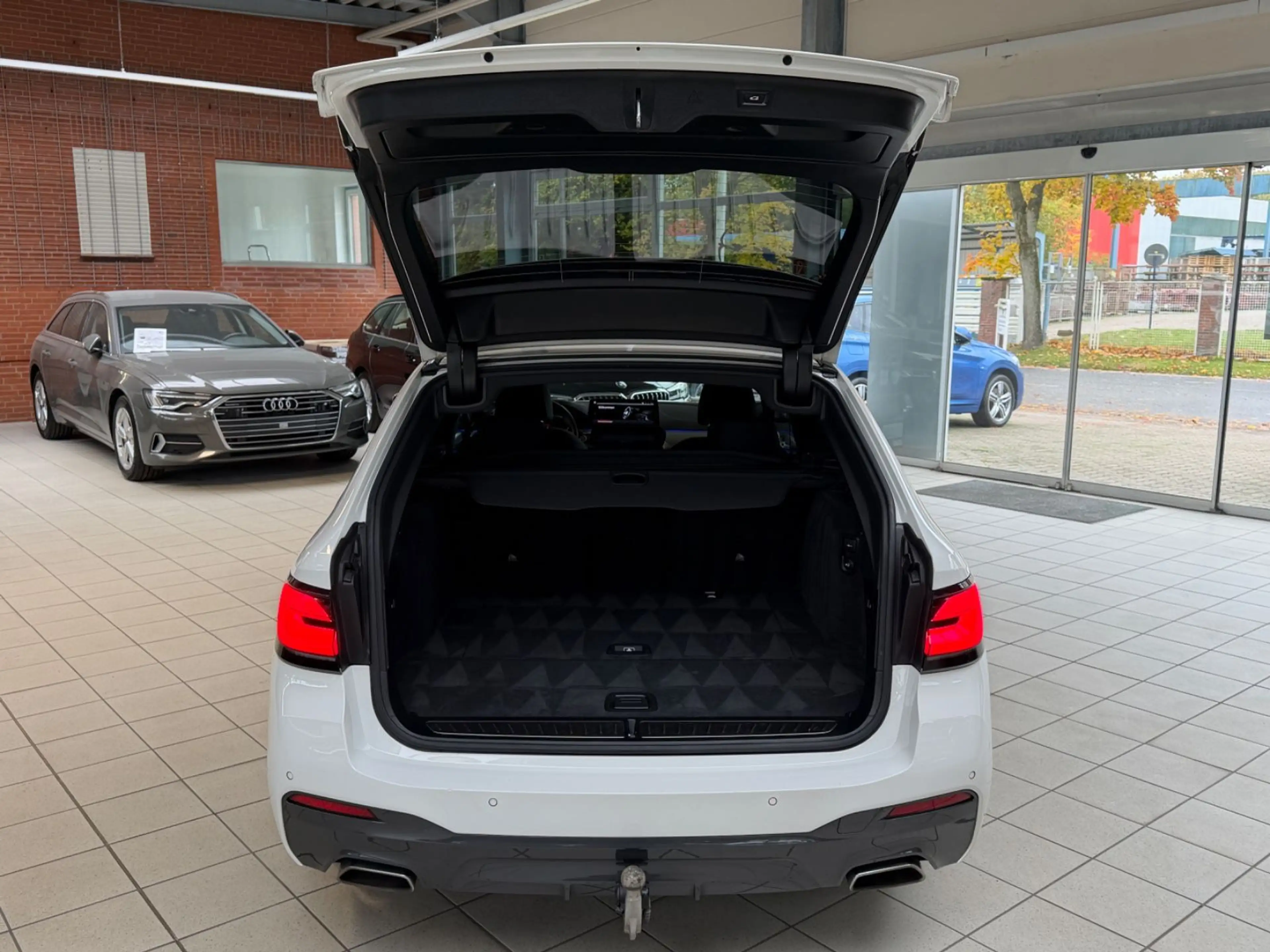 BMW 530 d Touring M Sport/Shadow/H&K/AHK/R-Cam/1Hd — photo 6