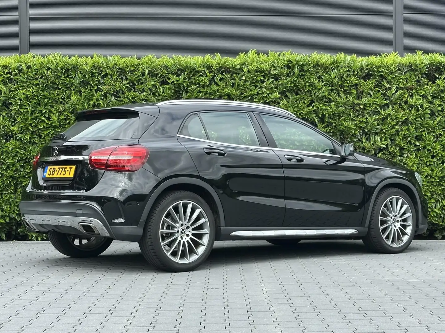 Mercedes-Benz GLA 200 PREMIUM, AMG-PAKKET, FACELIFT, NL AUTO, NAP, PANO, Zwart - 2