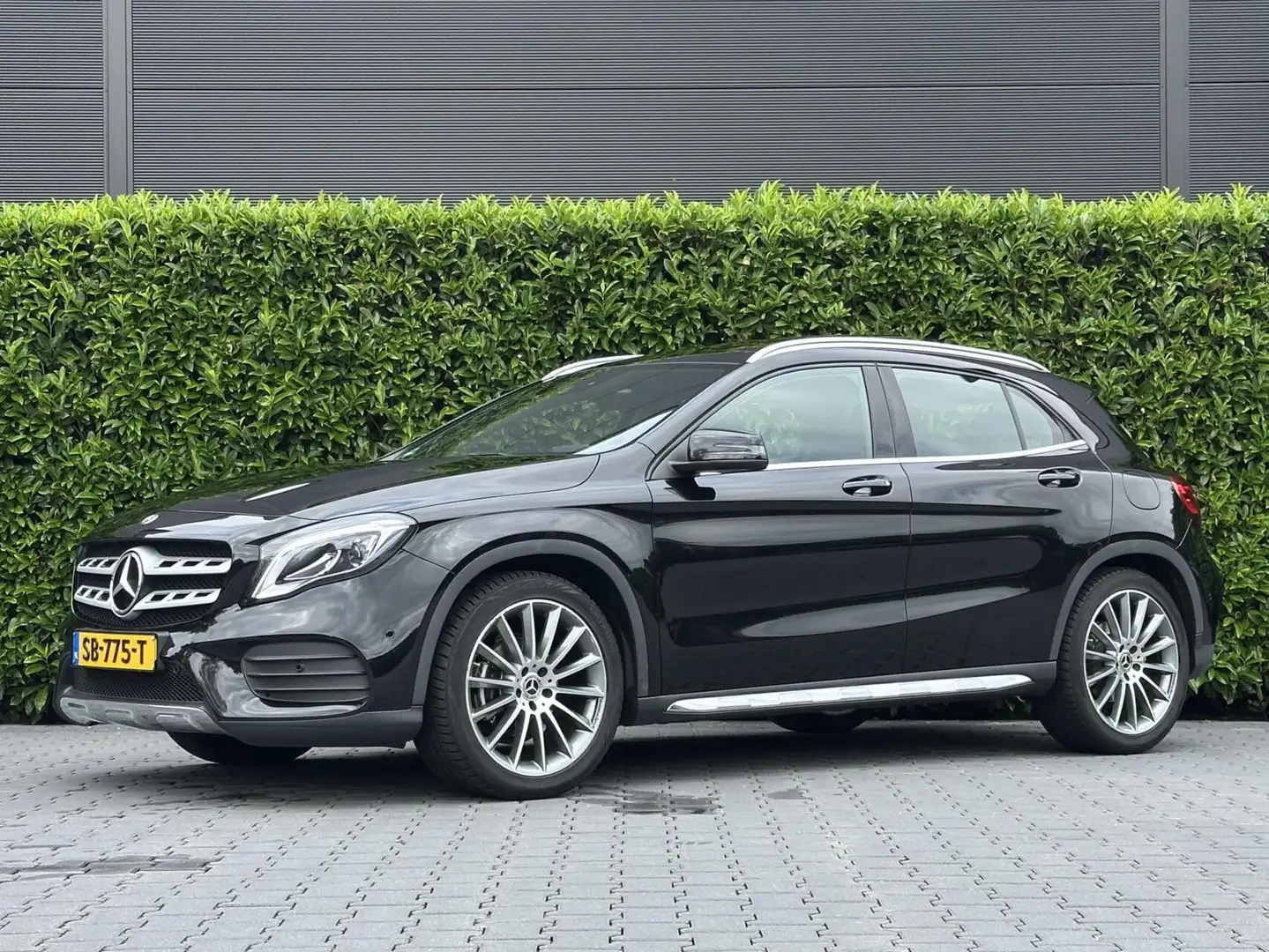 Mercedes-Benz GLA 200 PREMIUM, AMG-PAKKET, FACELIFT, NL AUTO, NAP, PANO, Zwart - 1