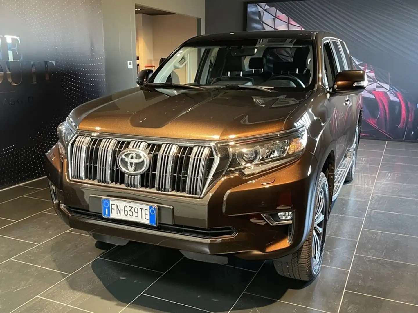 Toyota Land Cruiser 5 Porte 2.8 D-4D Lounge Braun - 1