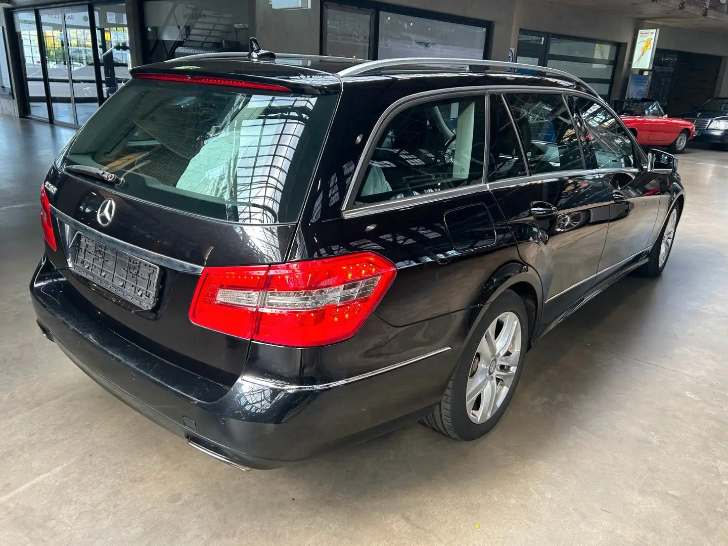 Mercedes-Benz E 200 T BlueEFFICIENCY AVANTGARDE/AT Motor Noir - 2