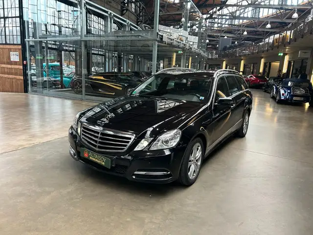 Mercedes-Benz E 200 T BlueEFFICIENCY AVANTGARDE/AT Motor