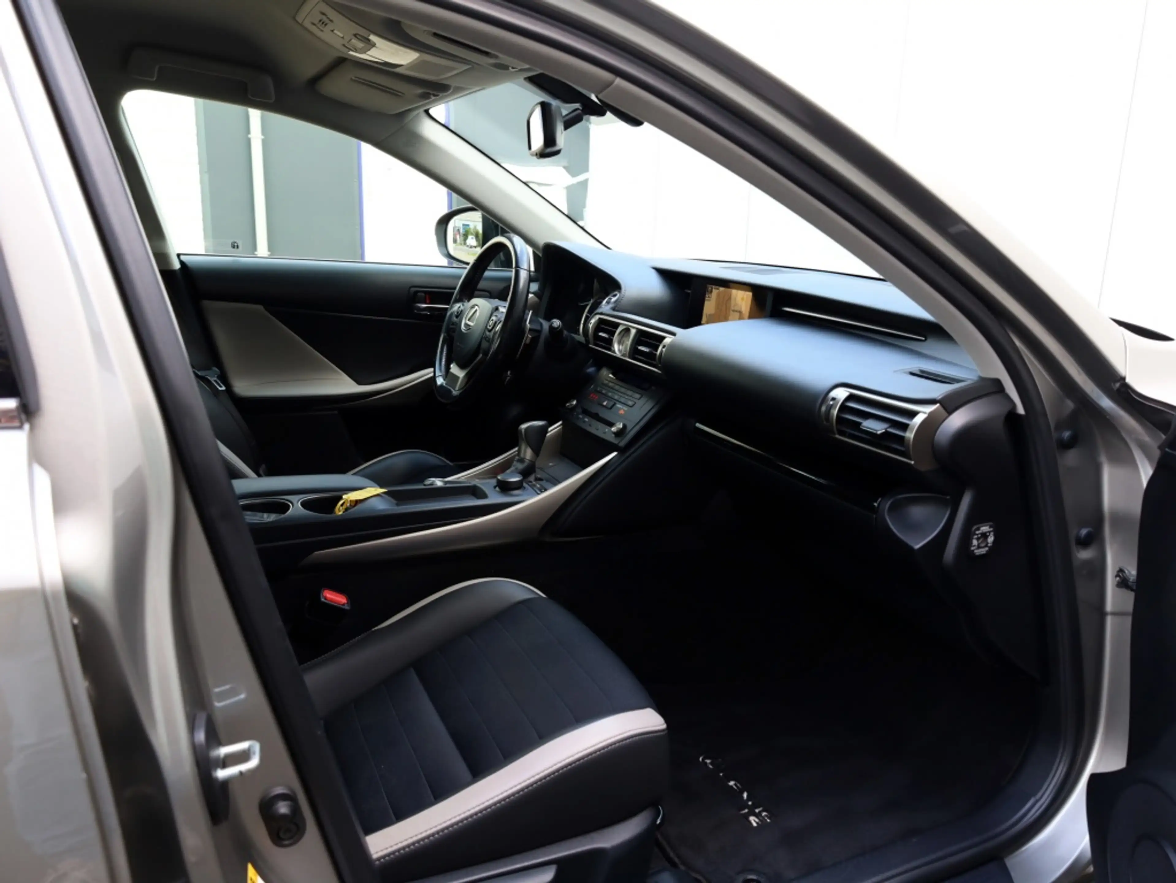 Lexus IS 300 300h Sport Edition | Keyless | Parkeersensoren | S — photo 27