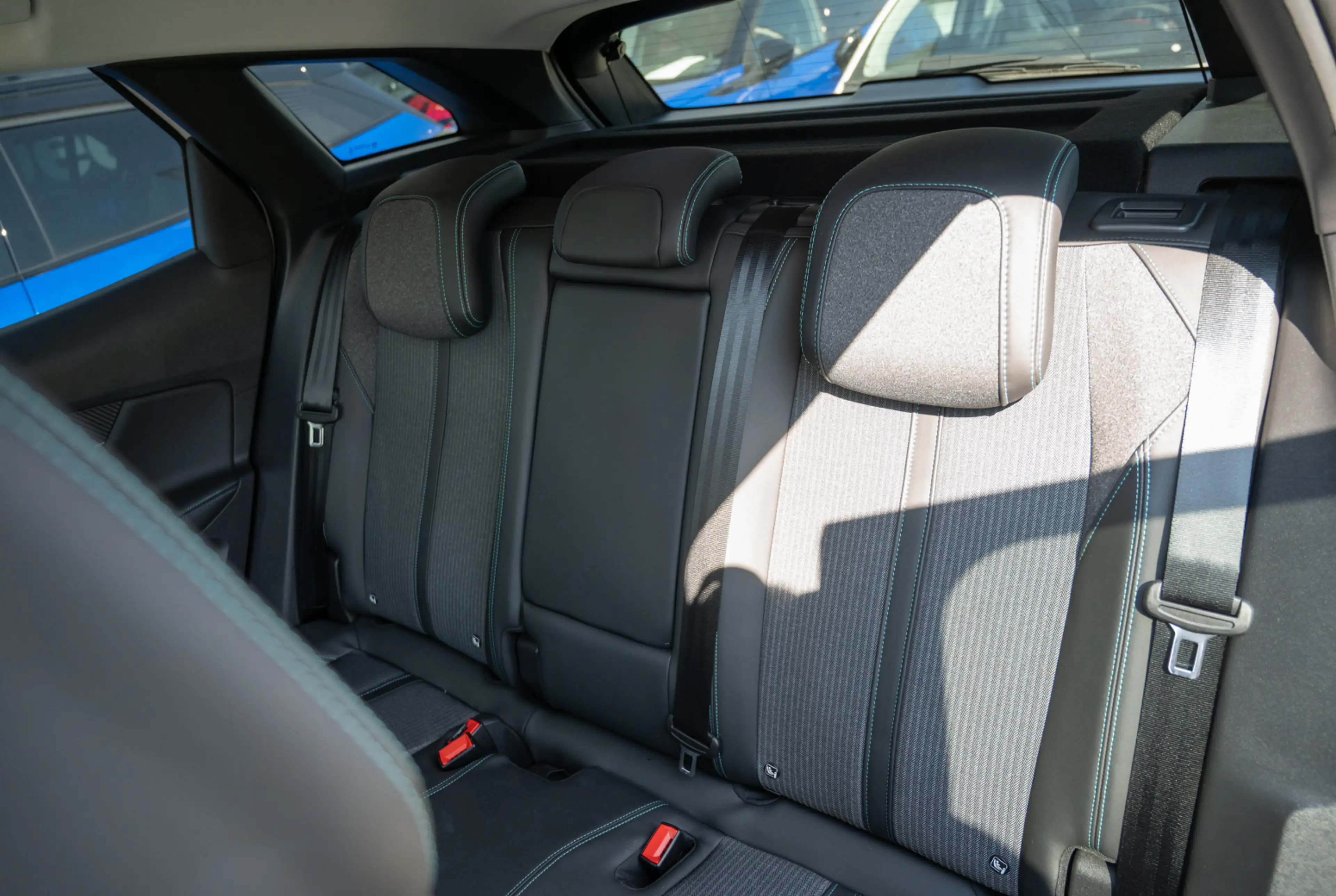 Peugeot 3008 Allure Plug-In-Hybrid 225 *NAVI*KEYLESS*PDC* — photo 7