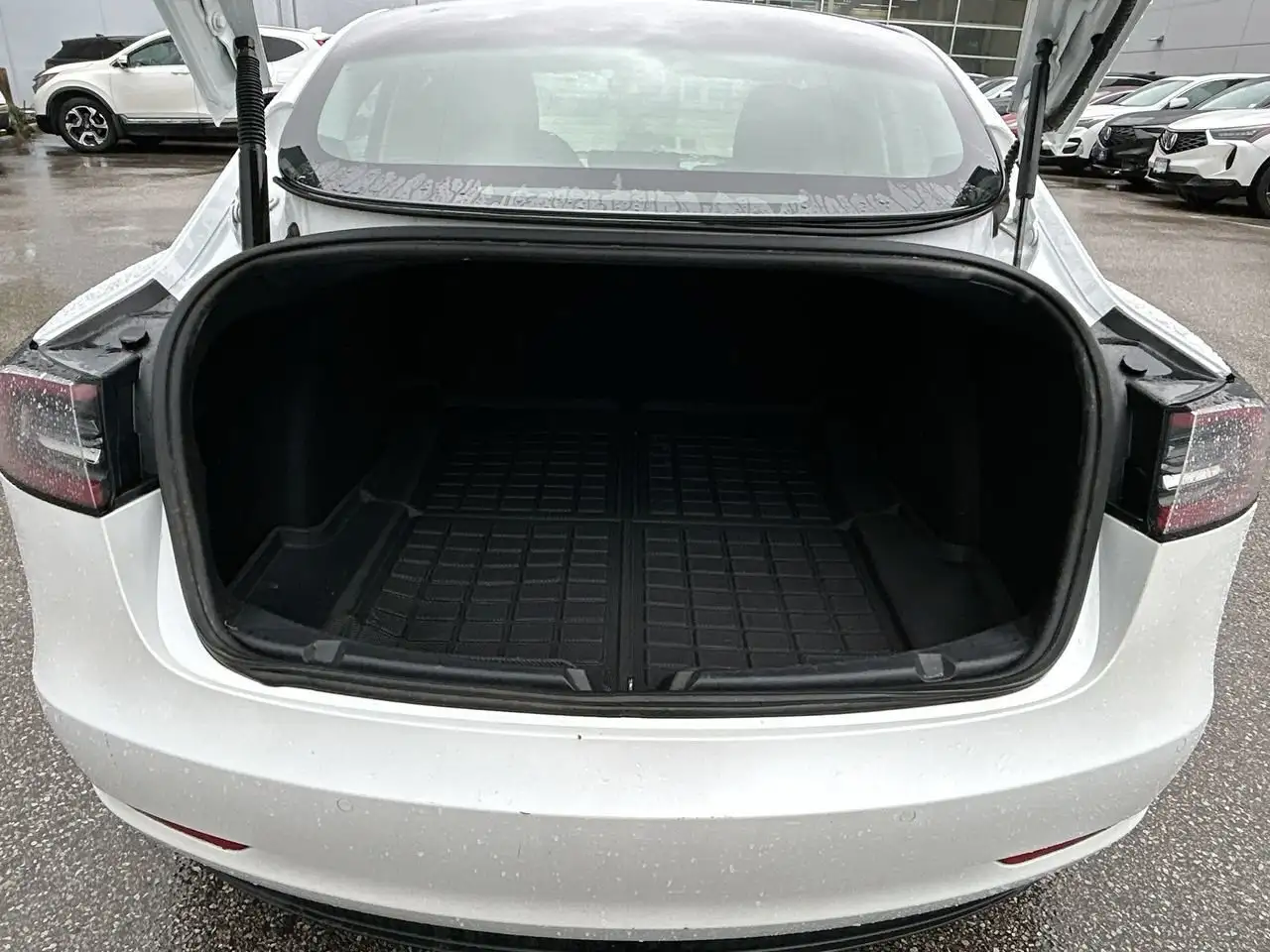 Tesla Model 3 снимка Tesla Model 3