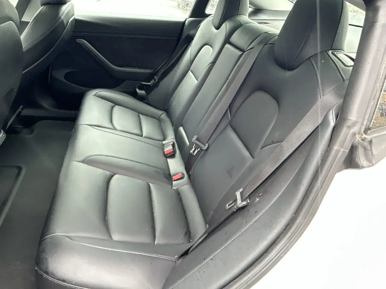 Tesla Model 3 снимка Tesla Model 3