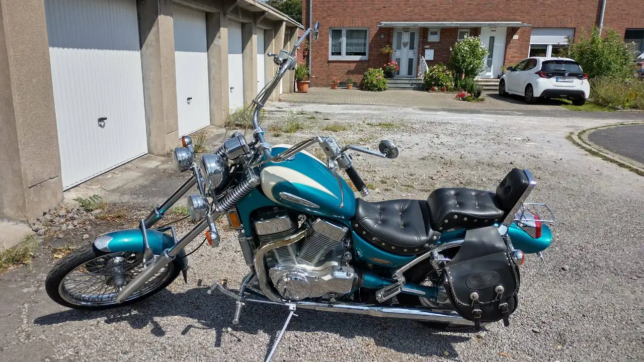 Suzuki Intruder C