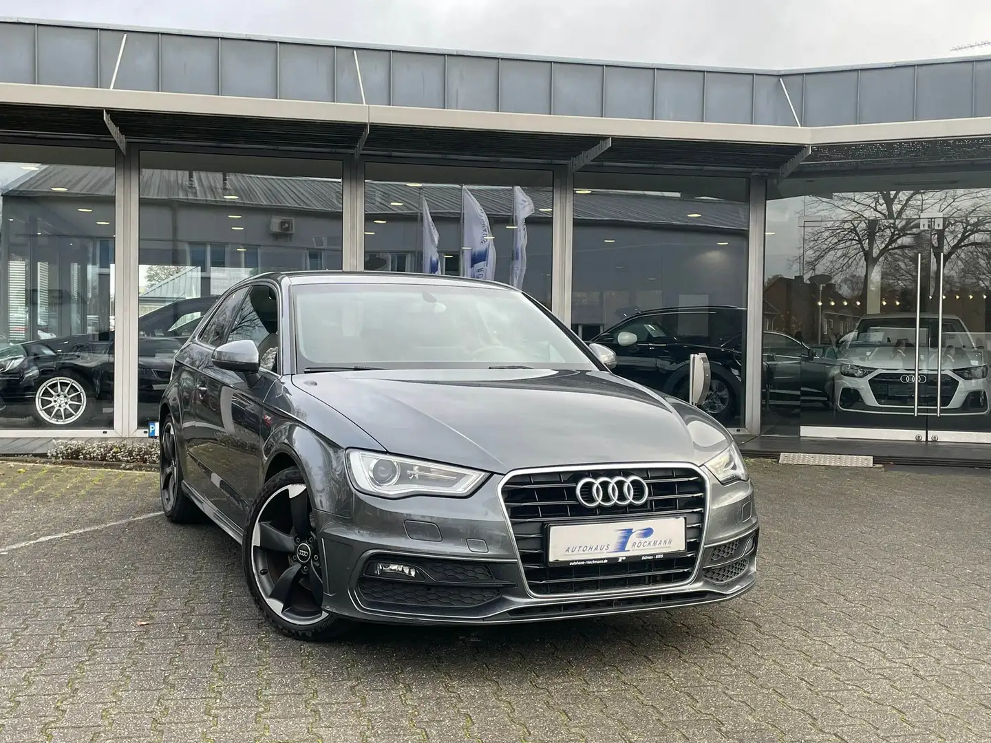 Audi A3 A3 1.2 TFSI S line Sportpaket Navi Xenon SHZ Grau - 1