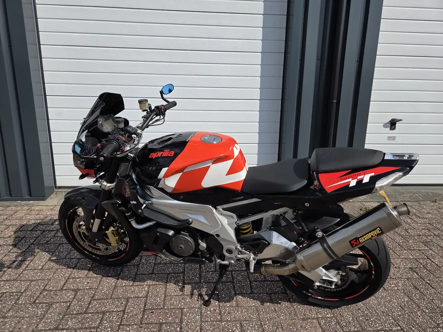 Aprilia Tuono 1000rr Rood - 1