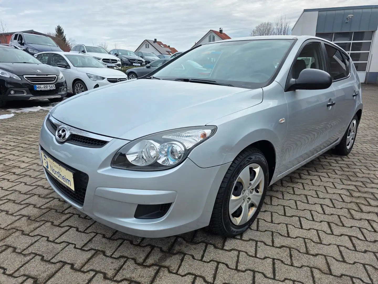 Hyundai i30 1.4 Lim. Klimaanlage / AHK/ 5-türig/ EURO 4 Silber - 1