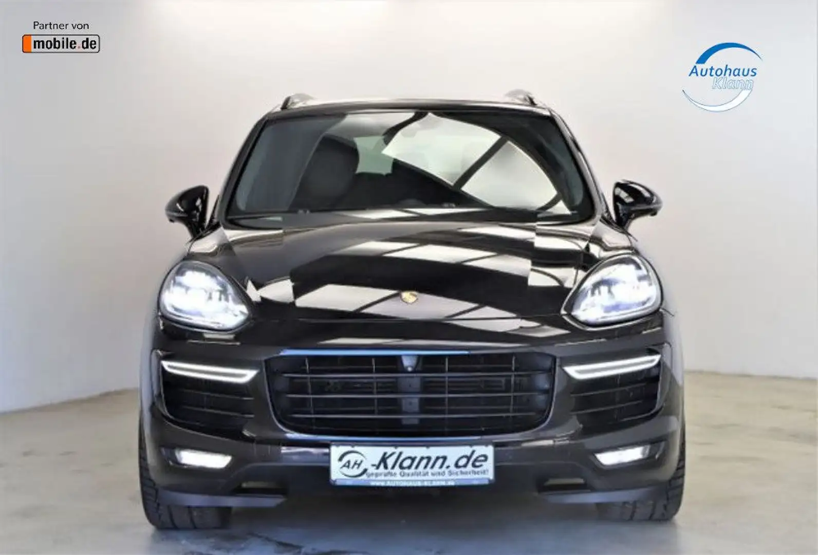 Porsche Cayenne 4.8 V8 570PS Turbo S Chrono Pano Keramik Schwarz - 2