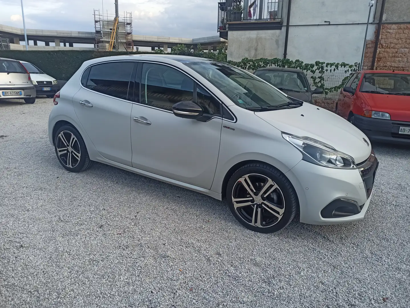Peugeot 208 208 5p 1.6 bluehdi GT Line Ice White 100cv Blanc - 1