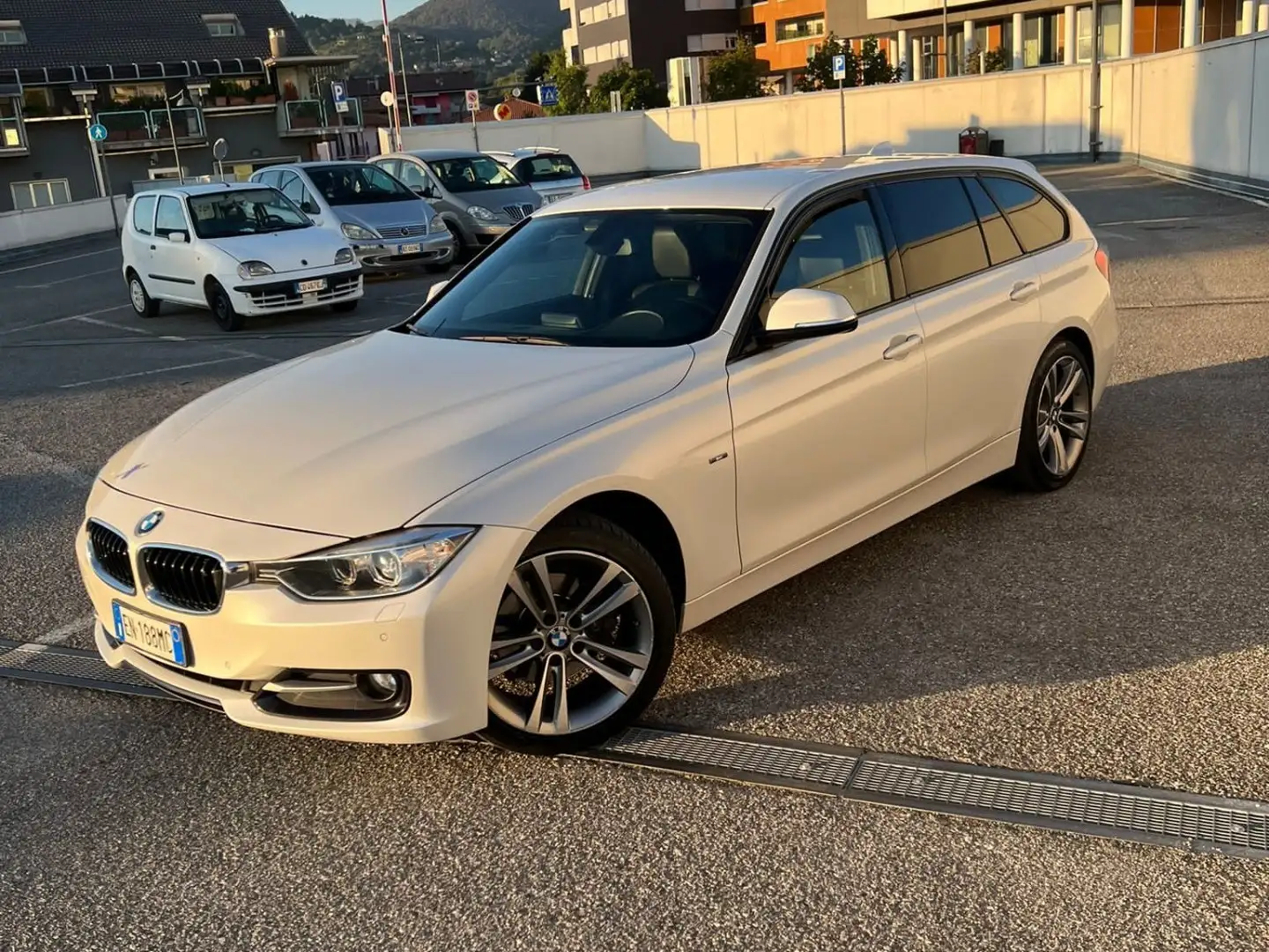 BMW 320 320d Touring Luxury Bianco - 2