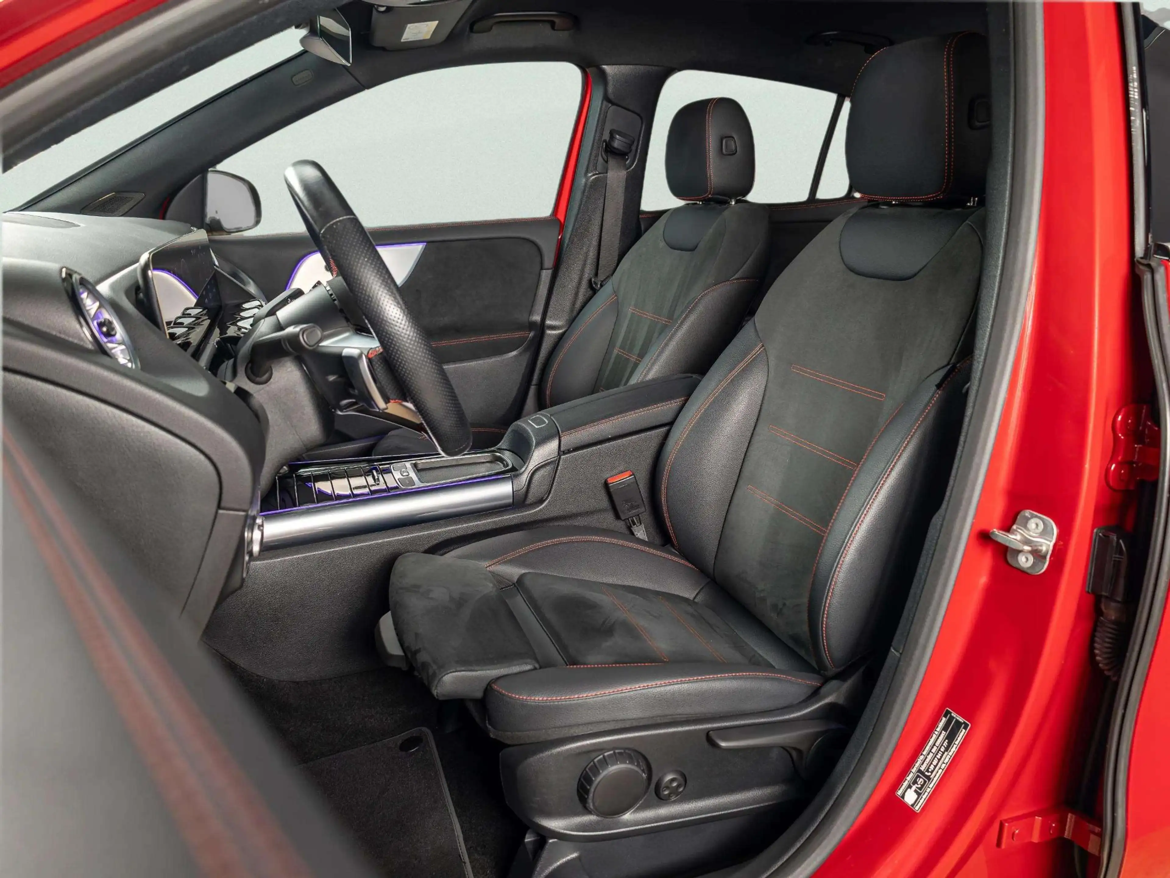 Mercedes-Benz GLA 250 e AMG Line — photo 9