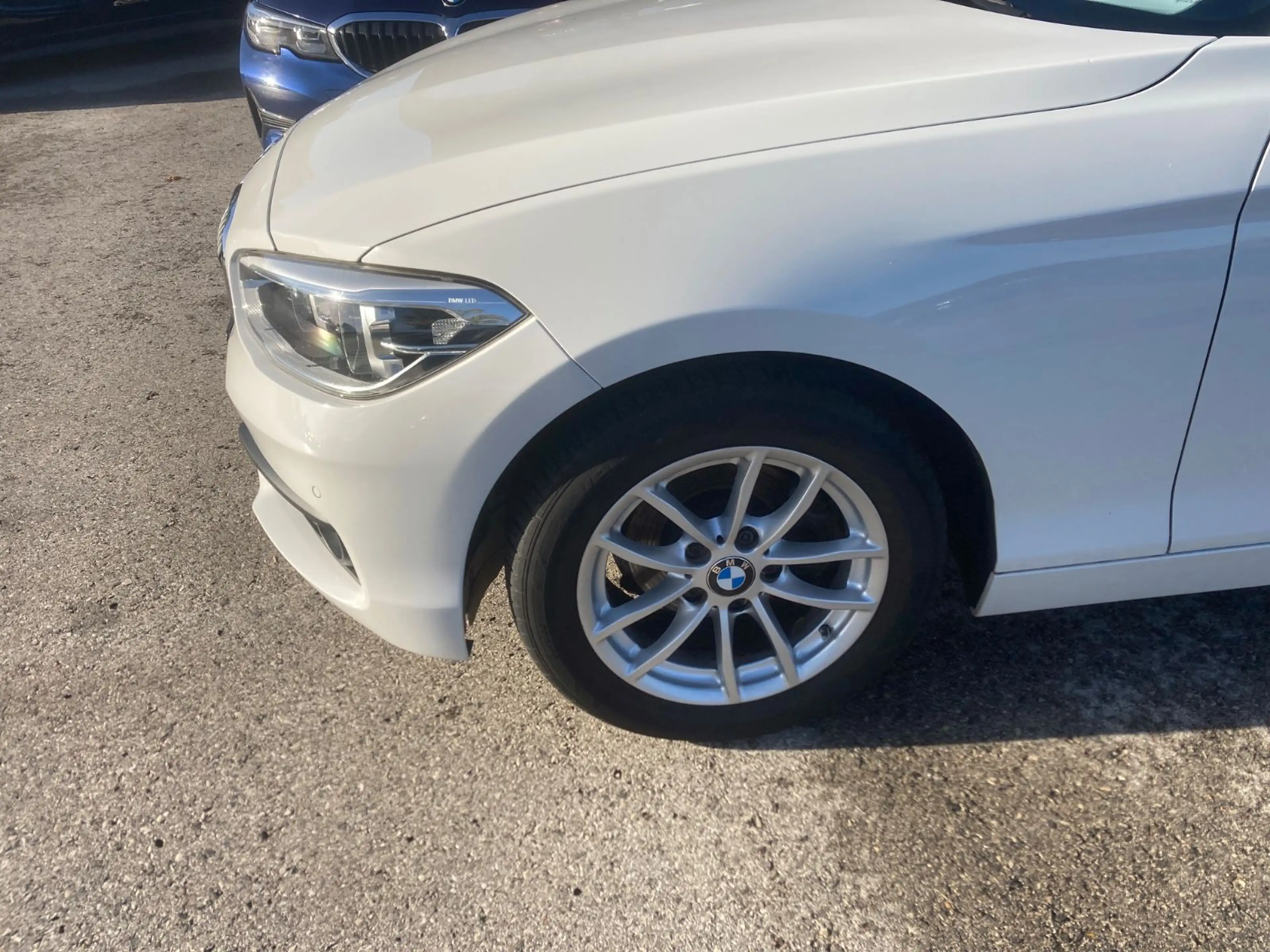 BMW 118 i Advantage *PDC*Navi*LED* — photo 2