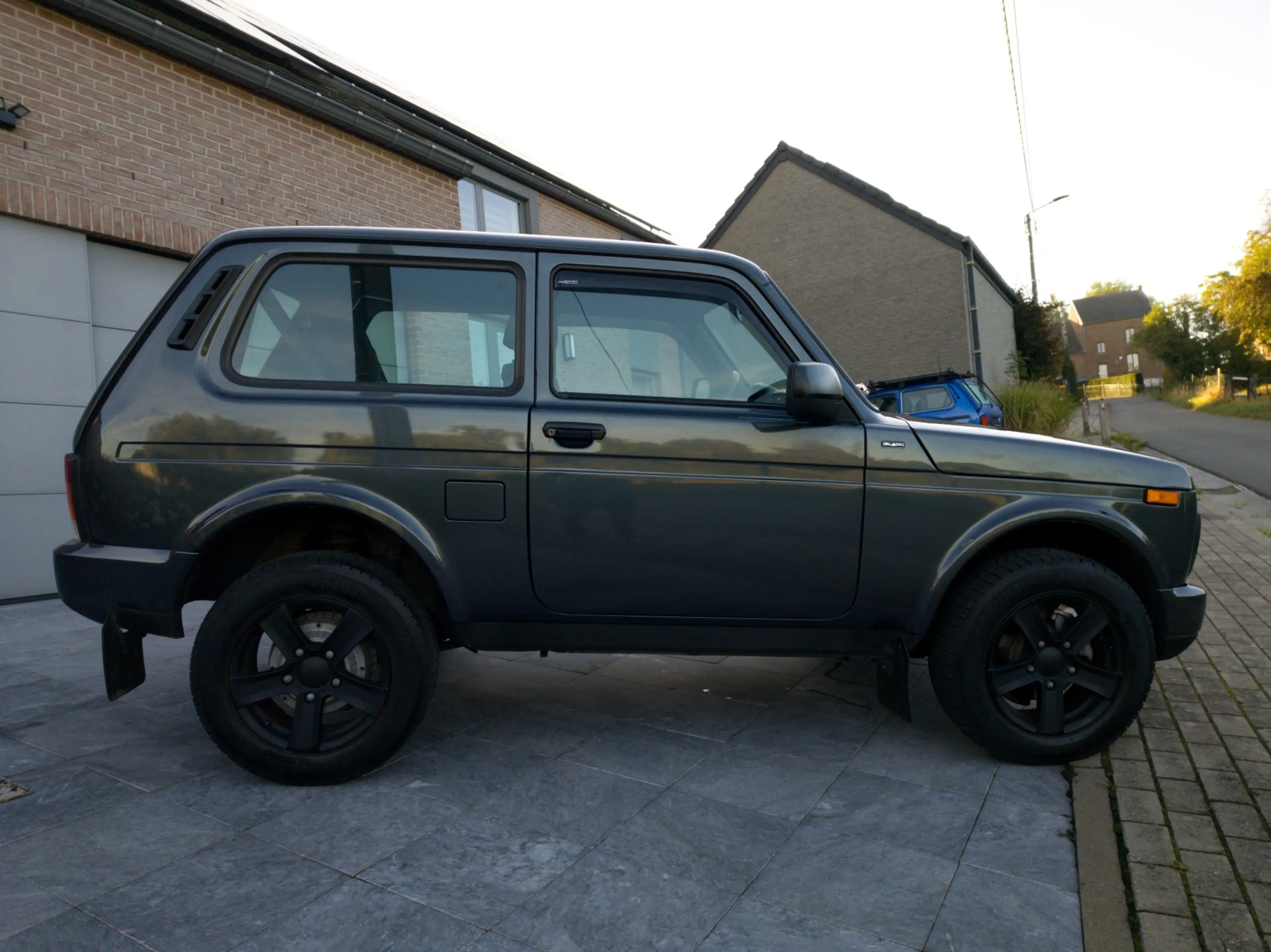 Lada Niva Urban black édition — photo 12