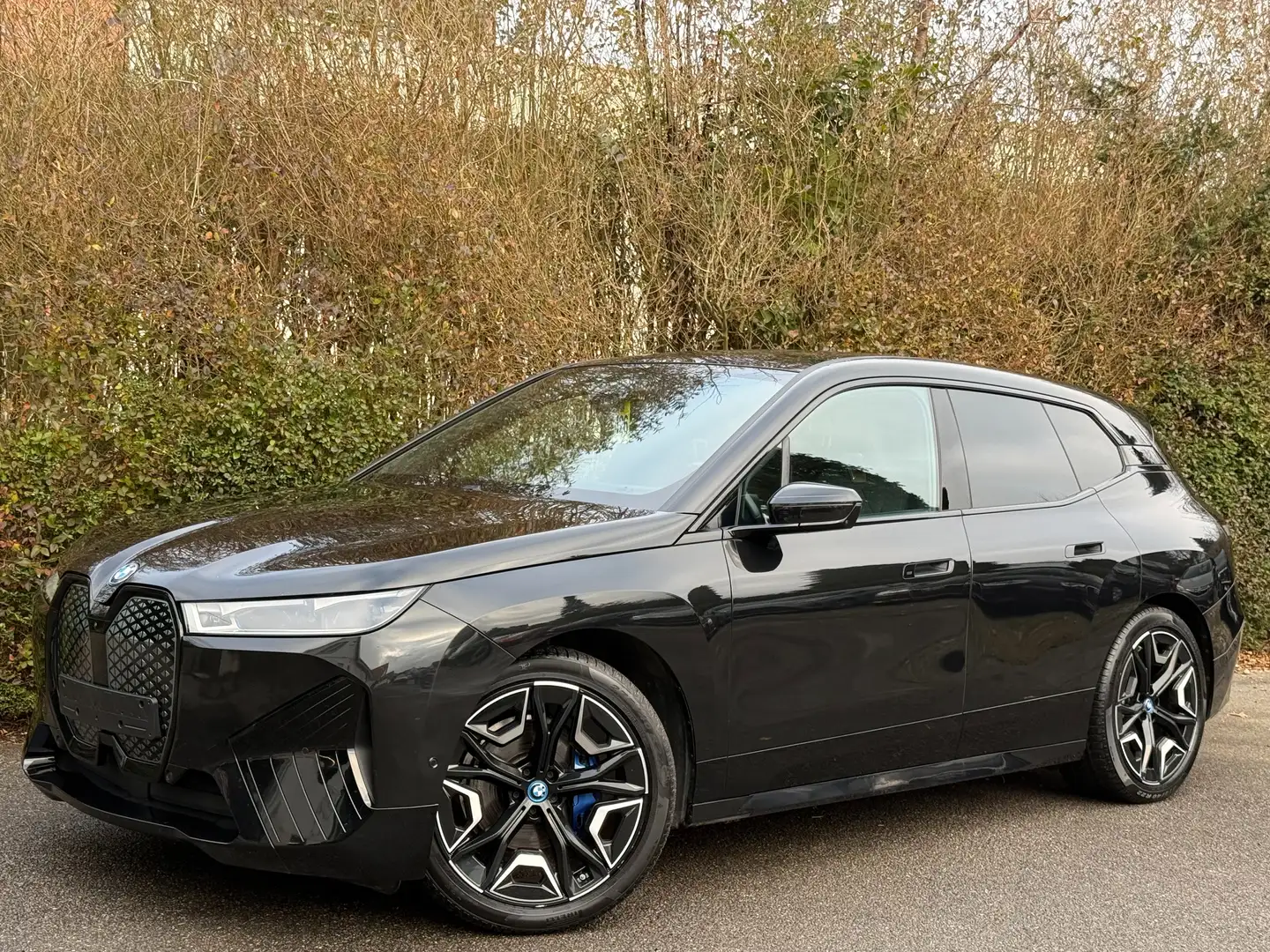 BMW iX xDrive40+NAVI+CAMERA 360+HUD+PANO+HARMAN+FULL Noir - 1