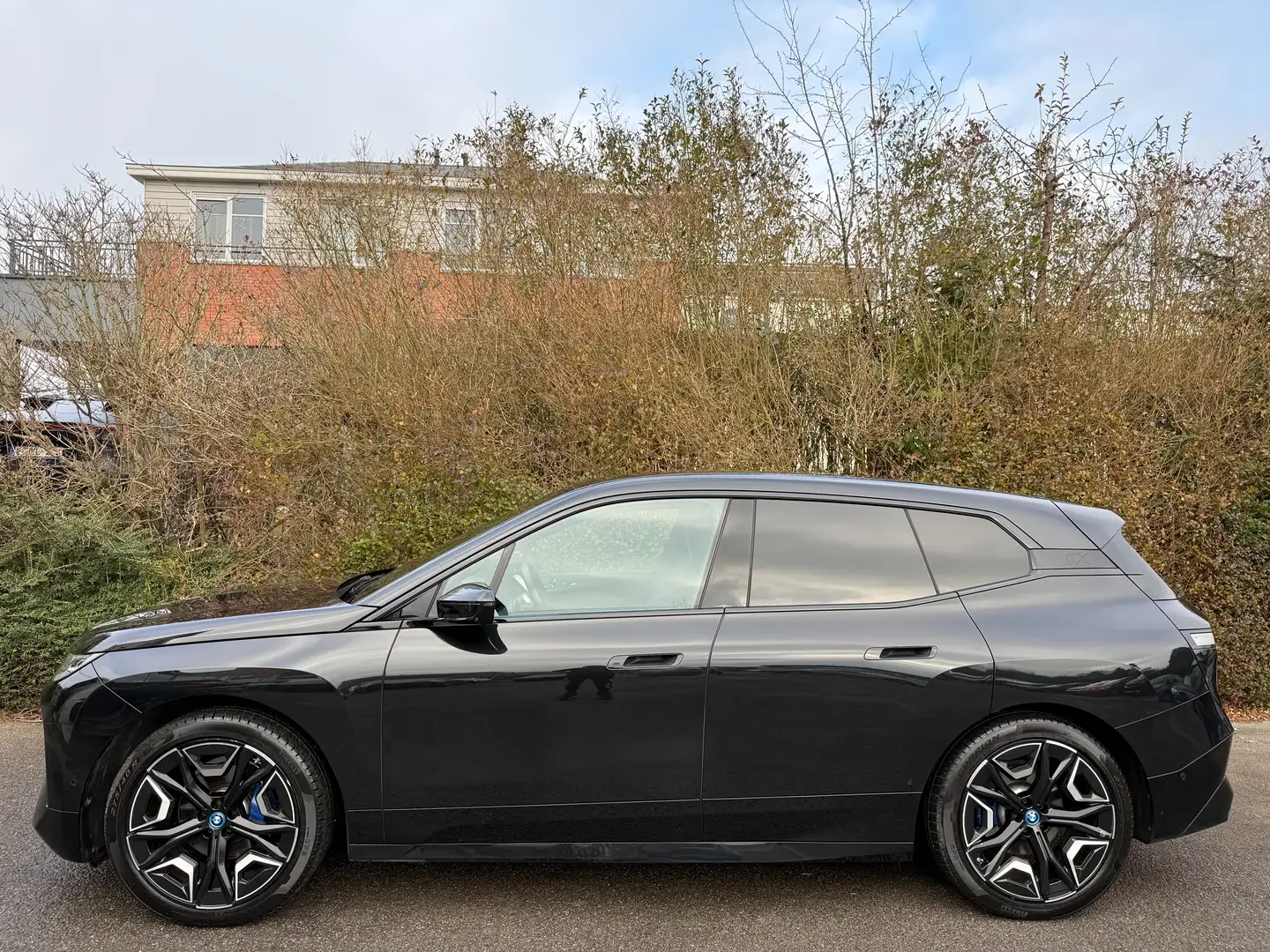 BMW iX xDrive40+NAVI+CAMERA 360+HUD+PANO+HARMAN+FULL Noir - 2