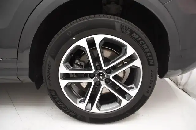 Audi Q5 view 6
