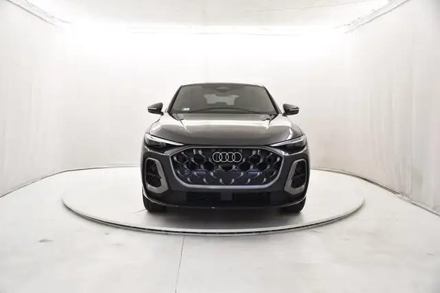 Audi Q5 view 5