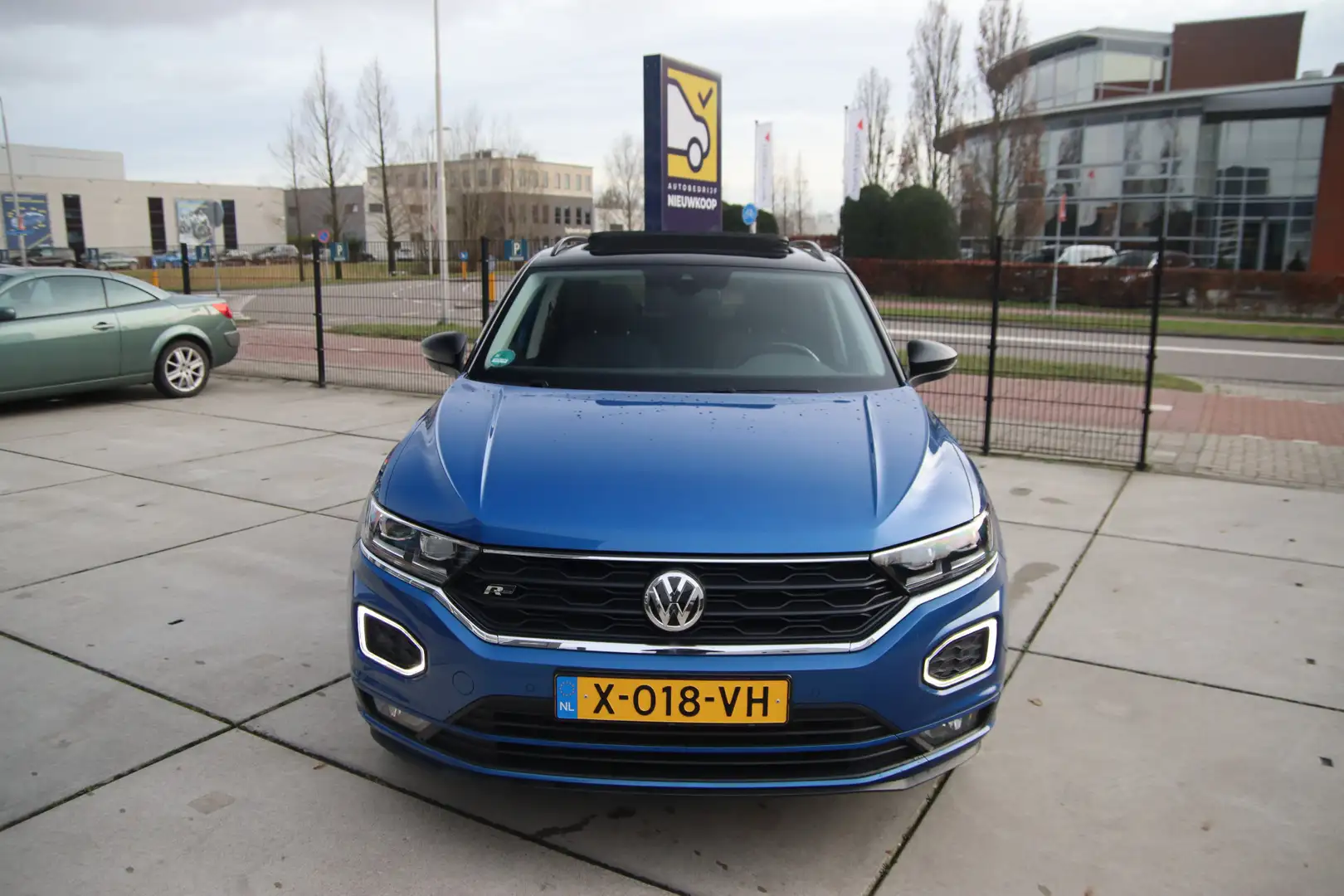 Volkswagen T-Roc 1.5 TSI Sport R-line Virtueel, Trekhaak, Pano, Win Blauw - 2