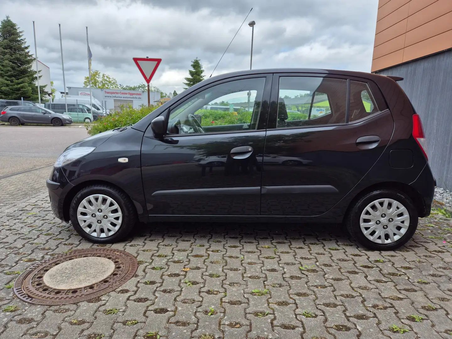 Hyundai i10 1,2 Ltr. 1.Hand-Klima-8 fach bereift Noir - 2