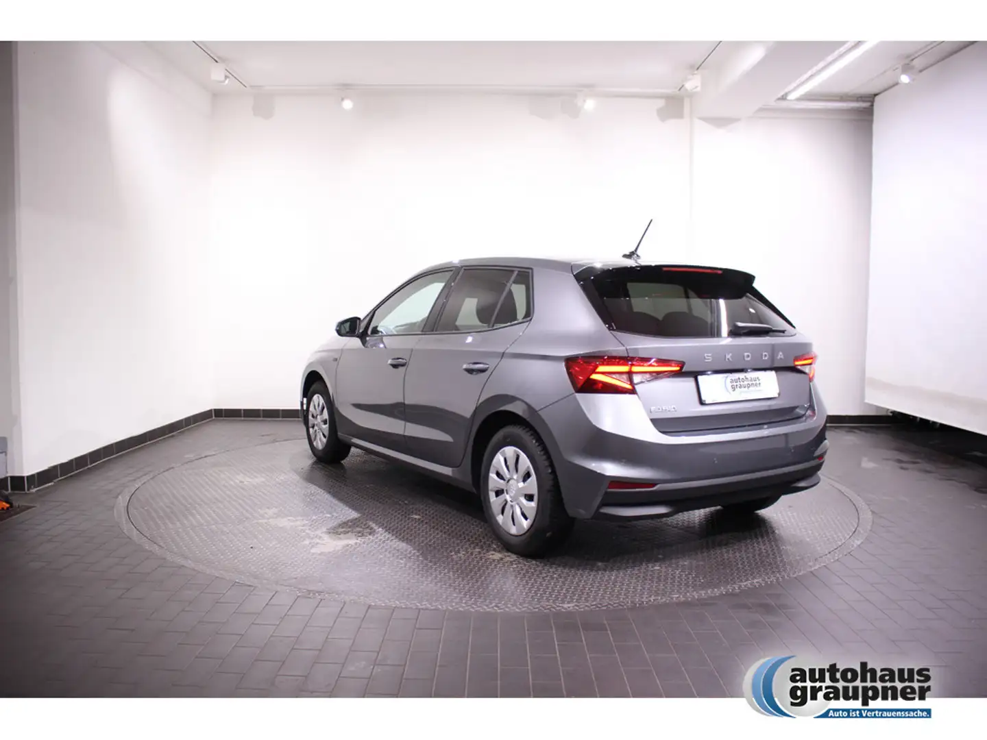 Skoda Fabia 1.0 TSI Tour KLIMA PDC SITZHEIZUNG Grau - 2