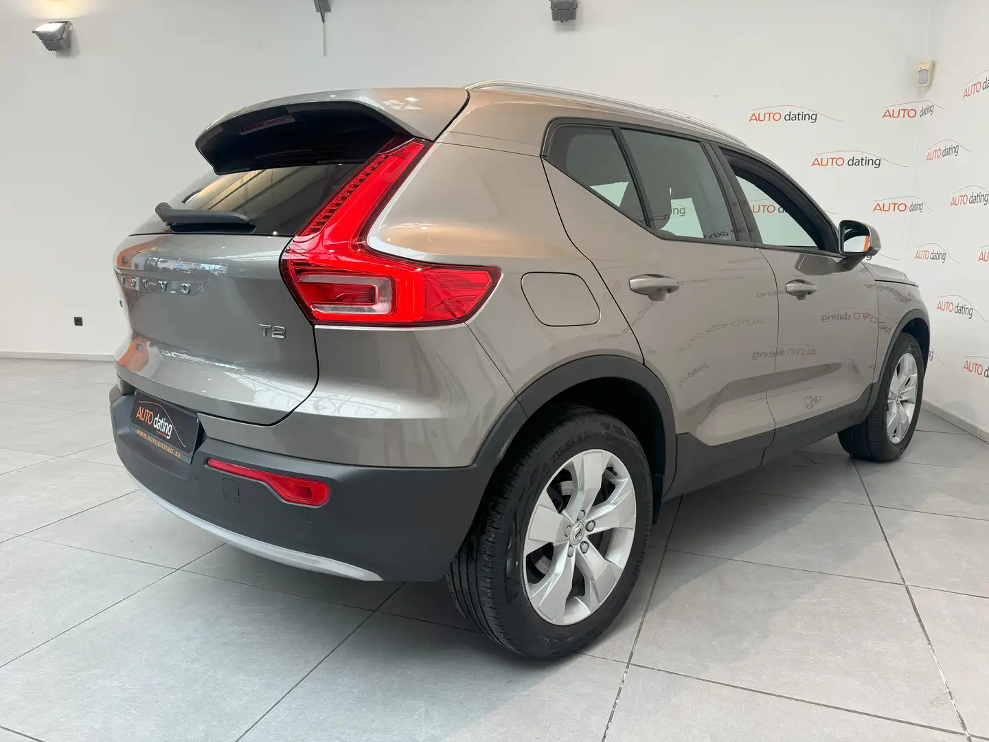 Volvo XC40 1.5 T2 Momentum Core Geartronic Grijs - 2