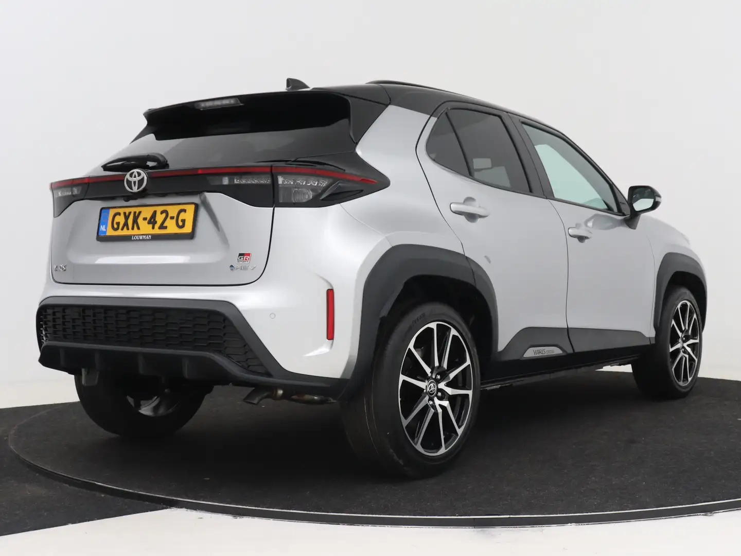 Toyota Yaris Cross 1.5 Hybrid 130 GR Sport Grijs - 2