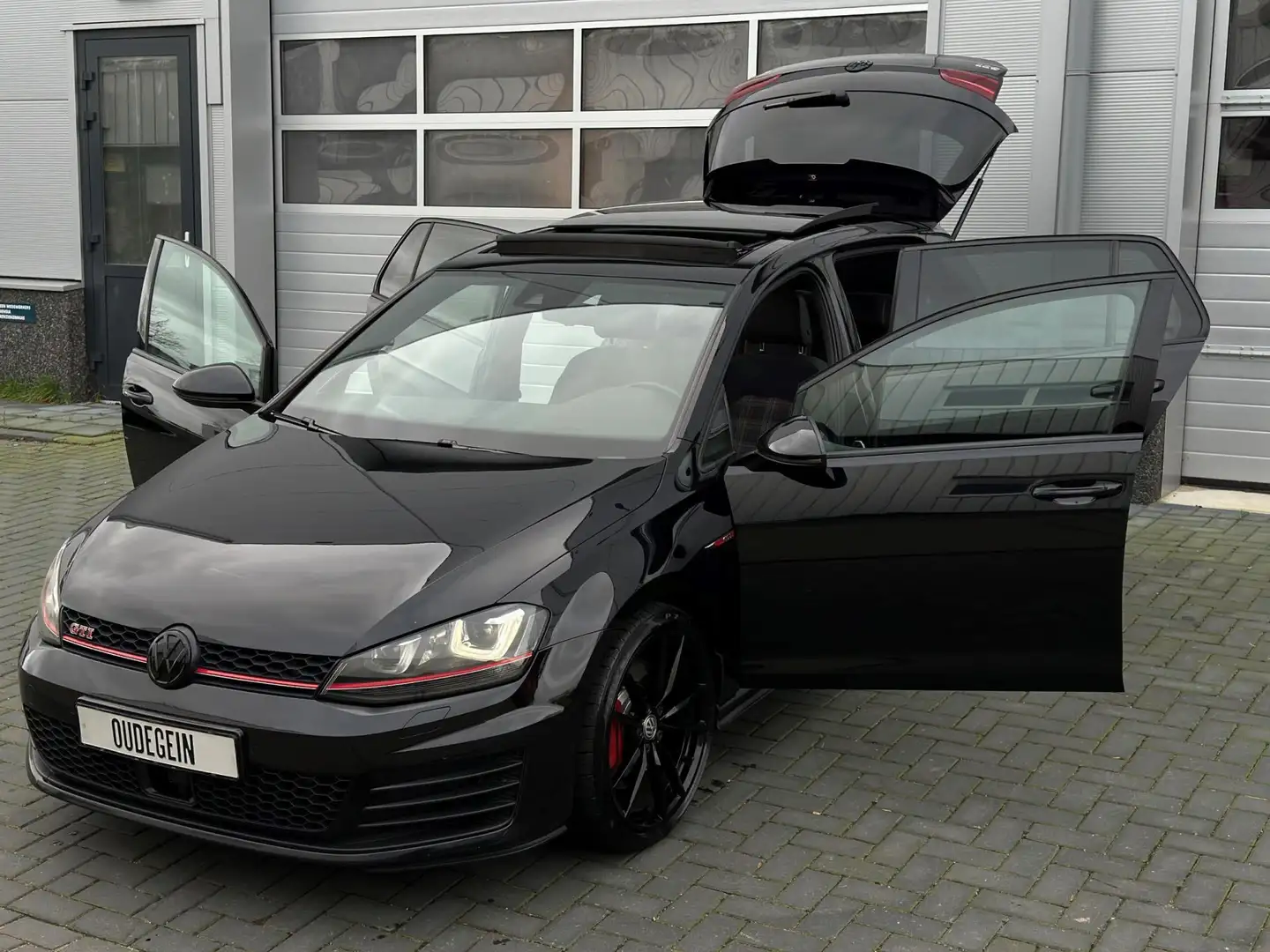 Volkswagen Golf GTI 2.0 TSI Performance / 300PK+ / PANO / JCE / ACC / Zwart - 2