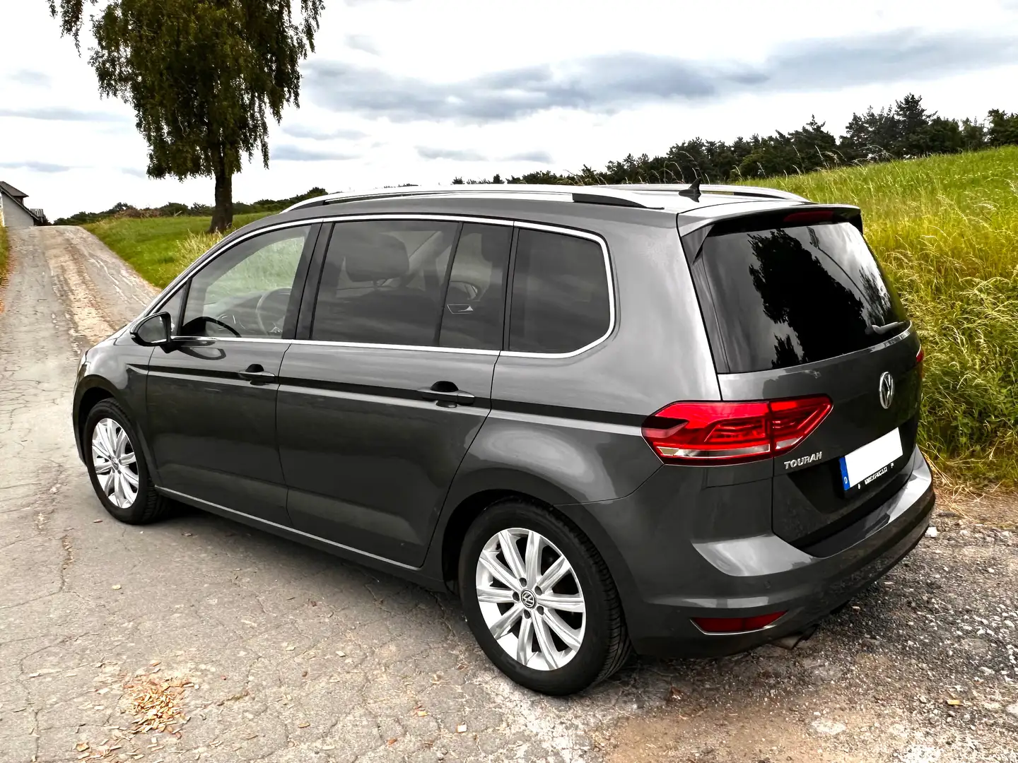 Volkswagen Touran Touran 1.4 TSI DSG Highline *LED*7 Sitze*Navi*ACC* Grau - 2
