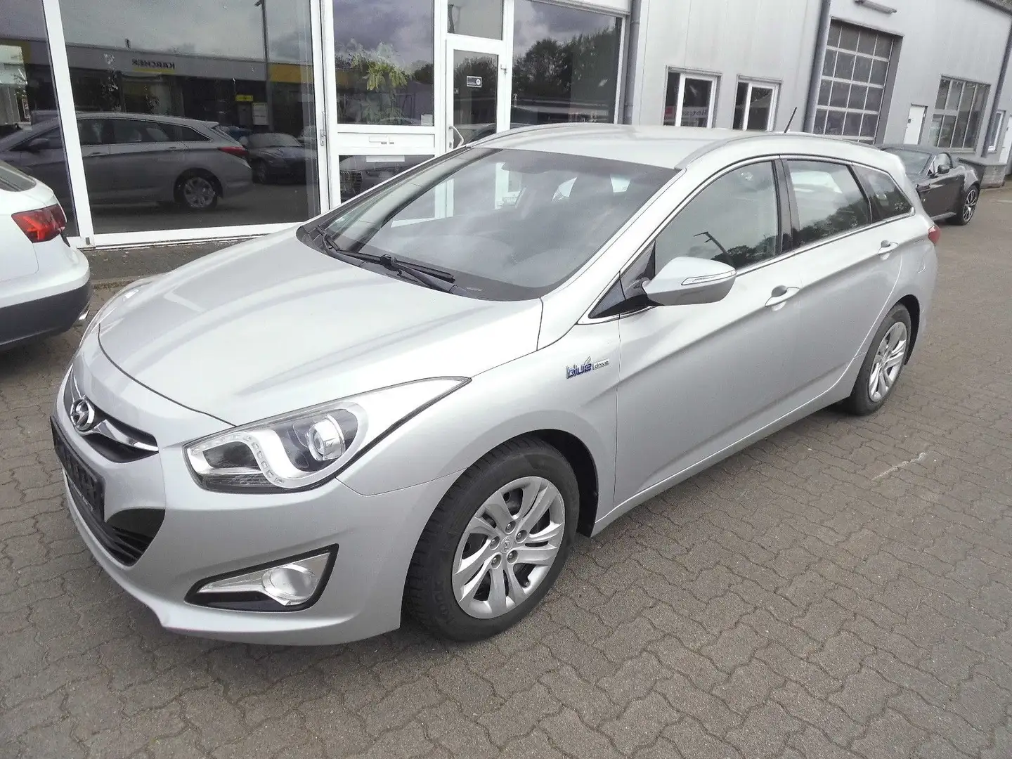 Hyundai i40 cw Comfort 1.Hand/TÜV NEU srebrna - 2