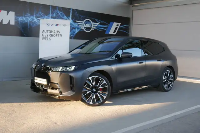 BMW iX xDrive45 *M-Paket/AHK/23"/Sitzlüftung/DA-Prof./Aktivlenkung/Soft Close*