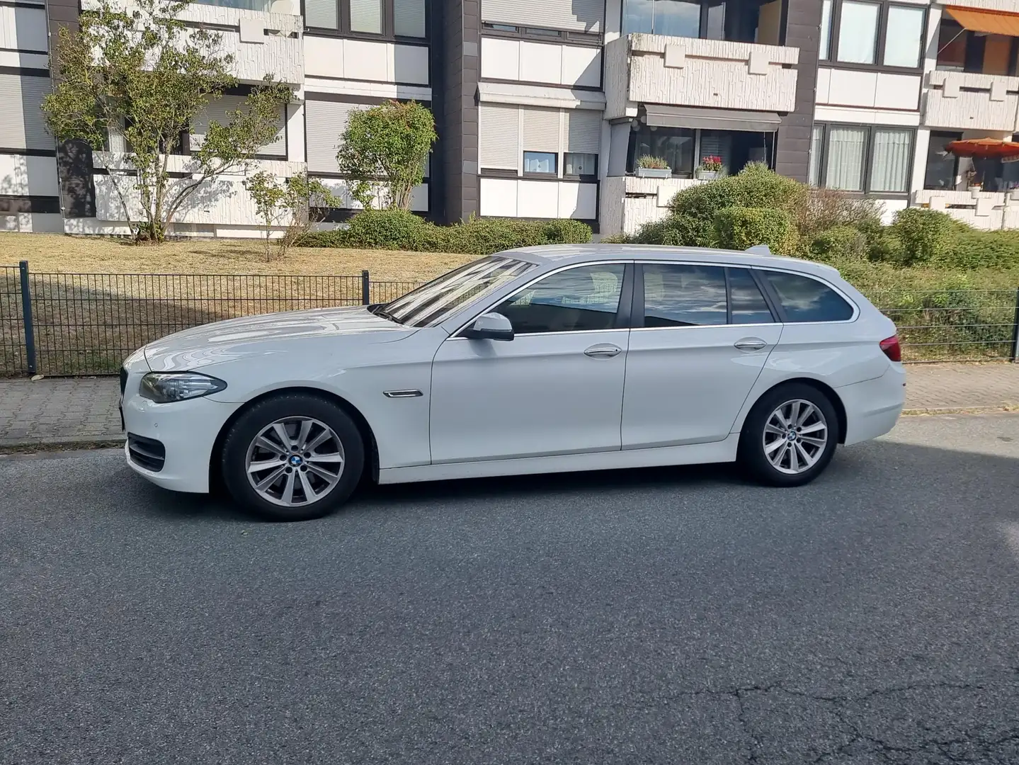 BMW 530 5er Touring Diesel 530d Touring Aut. Modern Line Weiß - 2