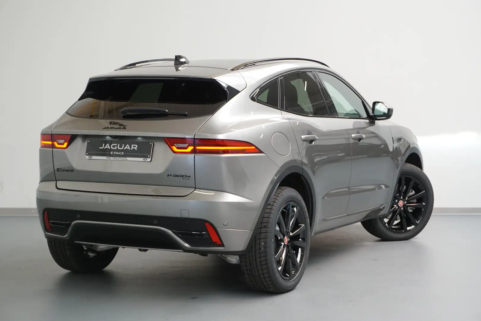 Jaguar E-Pace R-Dynamic SE P300e Gris - 2