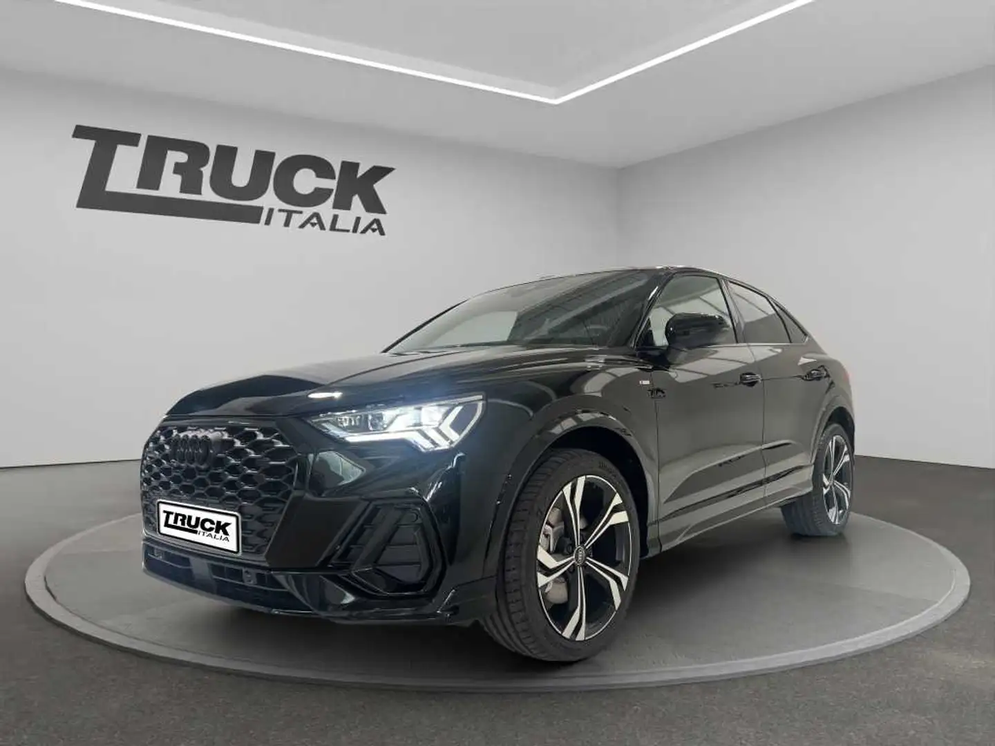 Audi Q3 II 2018 - Q3 40 2.0 tdi S line edition quattro 200 Чёрный - 1