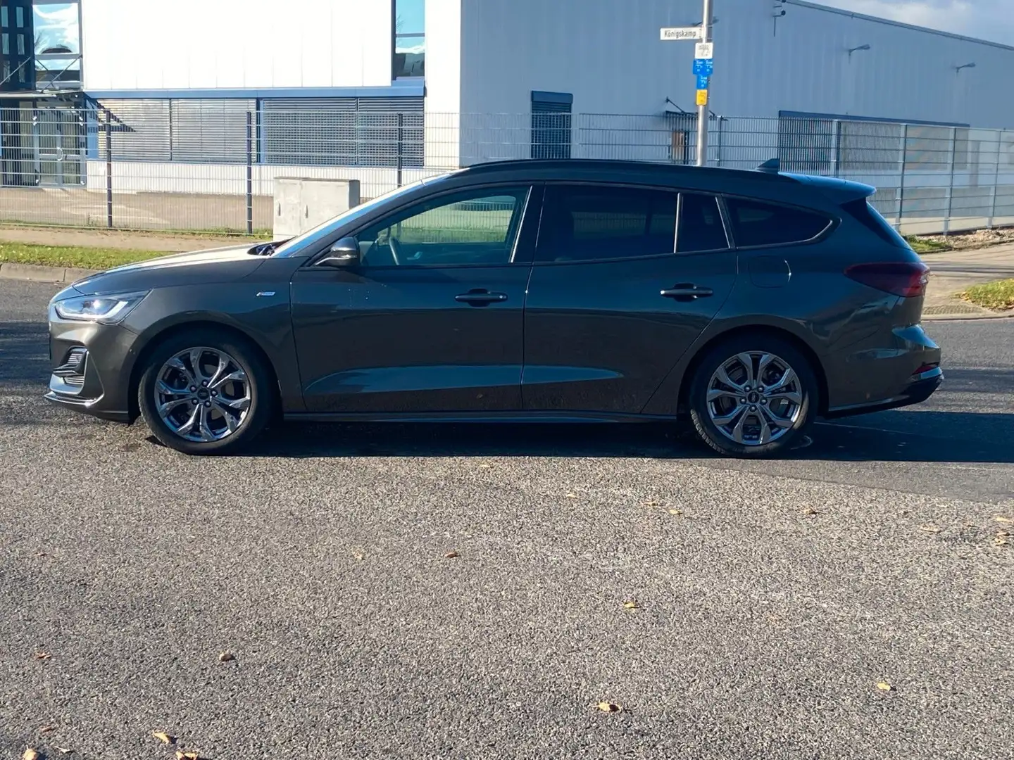 Ford Focus Turnier ST-Line X*Autom.*Navi*1.Hand*HUD* Grau - 2