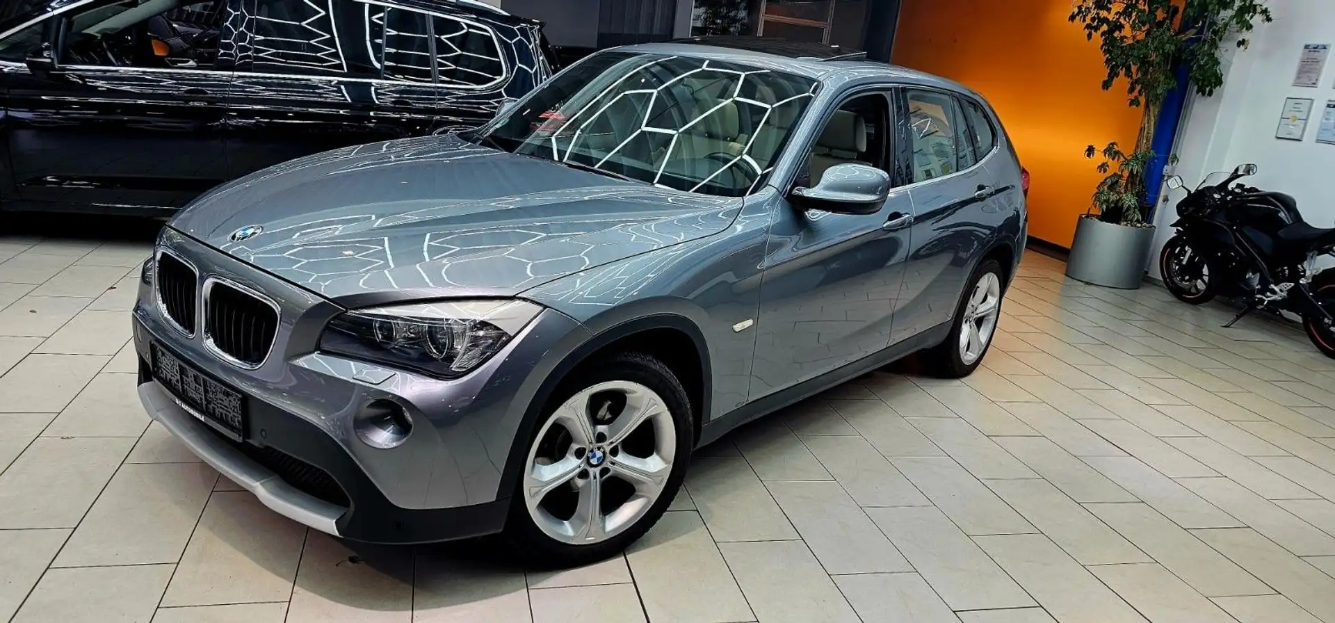 BMW X1 18 i sDrive VOLL-LEDER NAVI PANORAMA XENO Grijs - 1