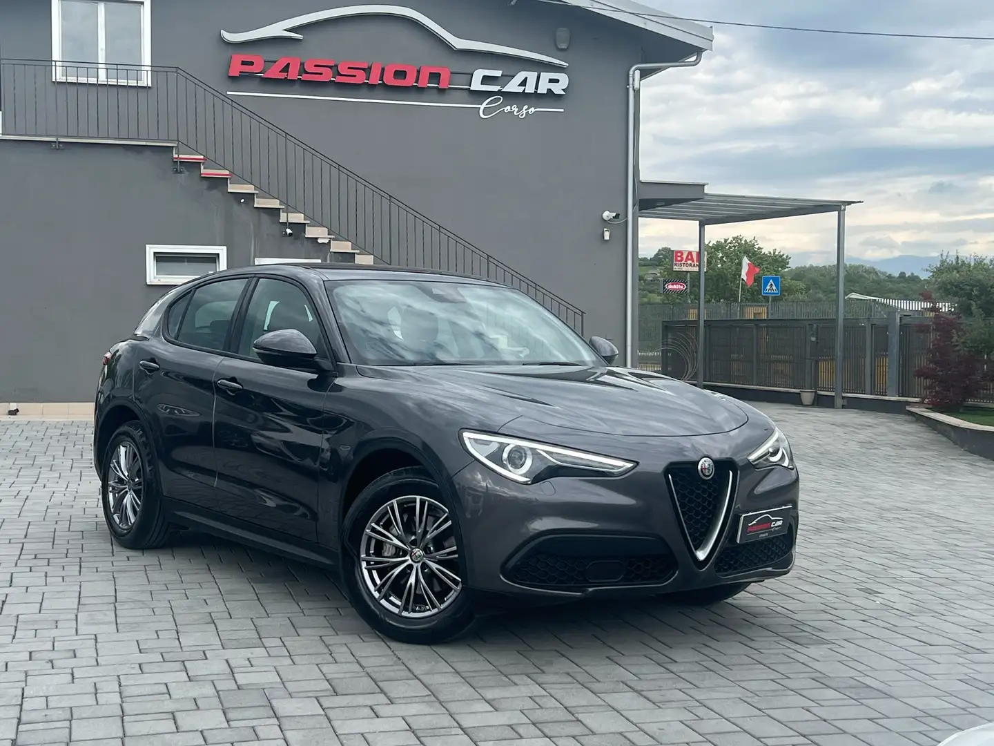 Alfa Romeo Stelvio Stelvio 2.2 t Business rwd 160cv auto - UNIPRO Grau - 1