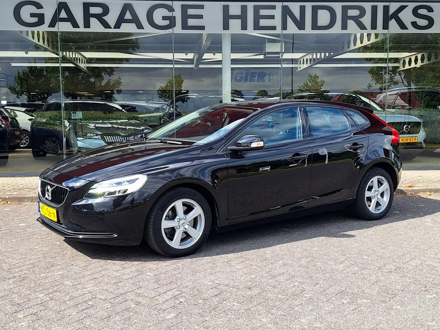 Volvo V40 2.0 T2 Momentum | Full LED | Trekhaak 1500kg | Cli Zwart - 1