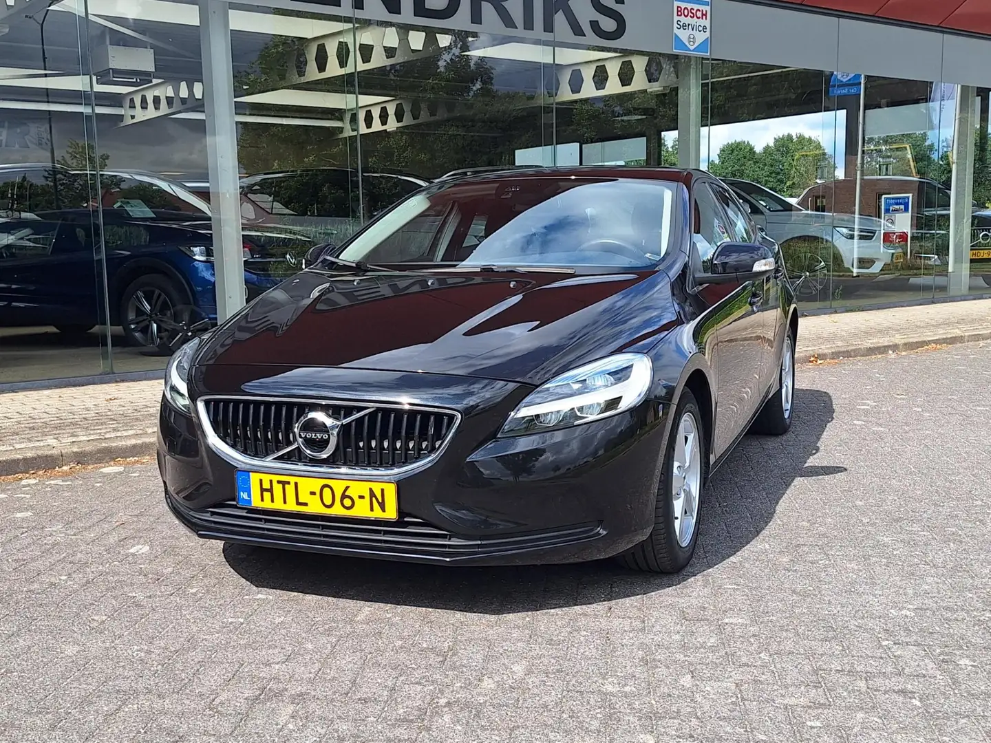 Volvo V40 2.0 T2 Momentum | Full LED | Trekhaak 1500kg | Cli Zwart - 2