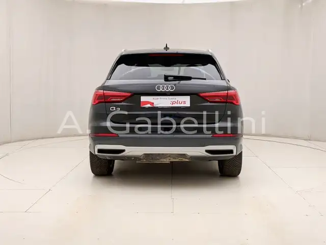 Audi Q3 view 5