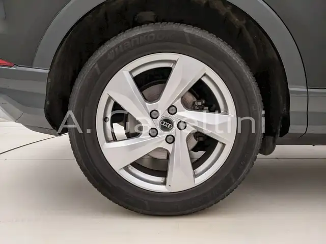 Audi Q3 view 9