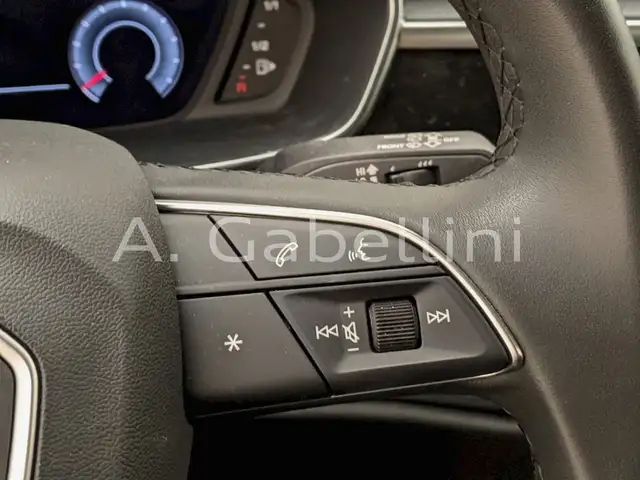 Audi Q3 view 12