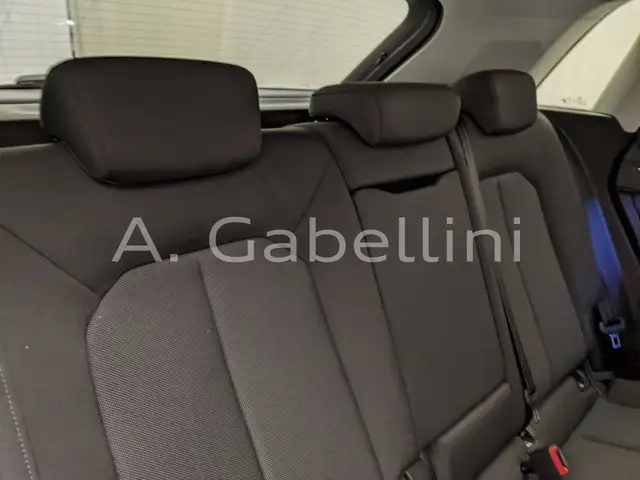 Audi Q3 view 8