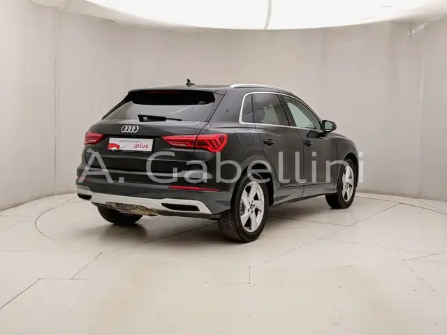 Audi Q3 view 4